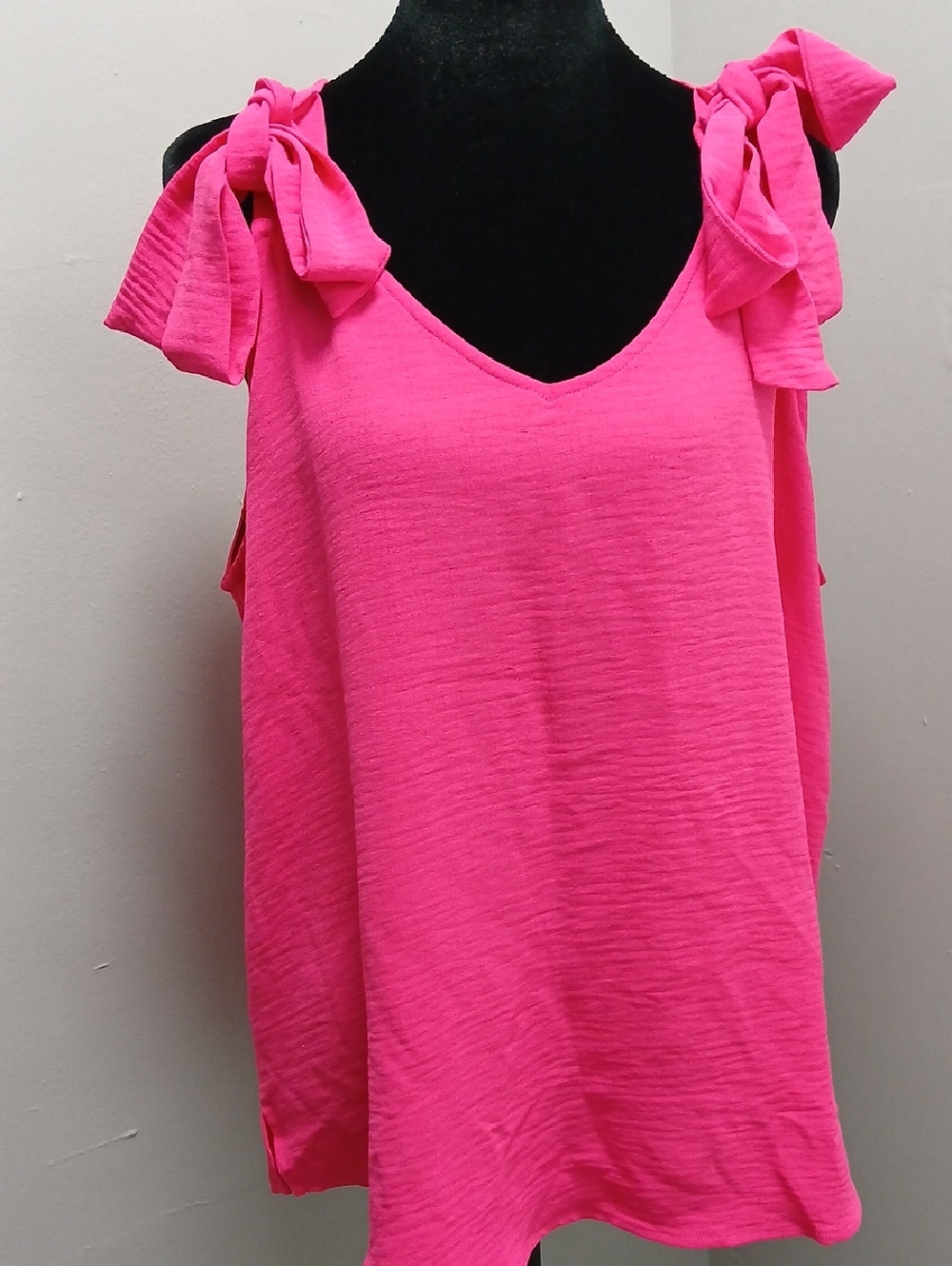 Chic Pink Sleeveless Blouse with Bow Accents